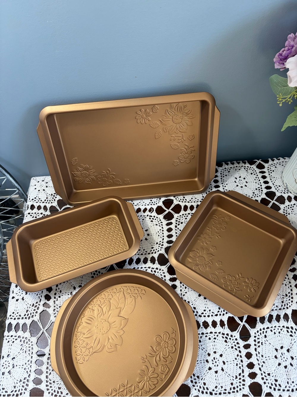 Gibson Country Kitchen Non-Stick Steel Floral Embossed 4-Piece Bakeware Set New - Picture 2 of 16